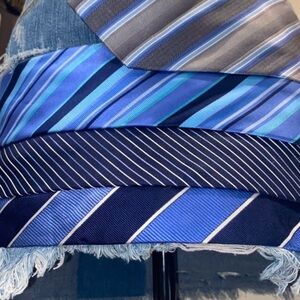 Sat in Tie Mini/The Look